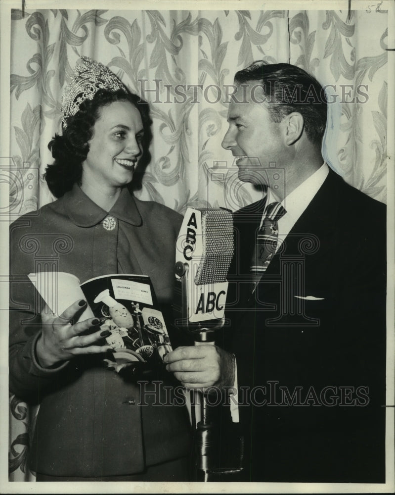 Load image into Gallery viewer, 1953 Press Photo Gail Dugal, Louisiana Yam Queen, with Jack Owens of ABC
