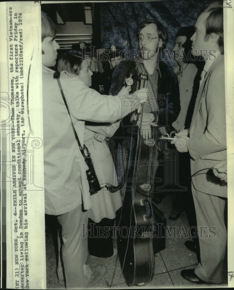 1974 Press Photo Vietnam-era deserter Thom Thomason talks to newsmen in New York- Historic Images