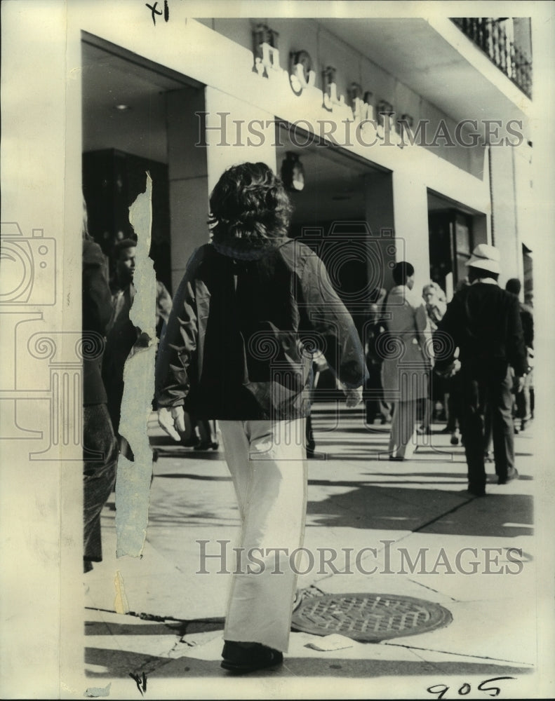 1974 Press Photo New Orleans draft dodger strolls down Canal Street - noo12410
