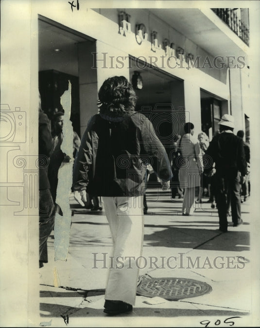 1974 Press Photo New Orleans draft dodger strolls down Canal Street - noo12410