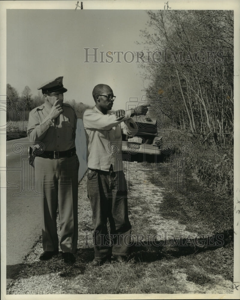 1959 Press Photo Edmond Duke and Police Officer - noo12417