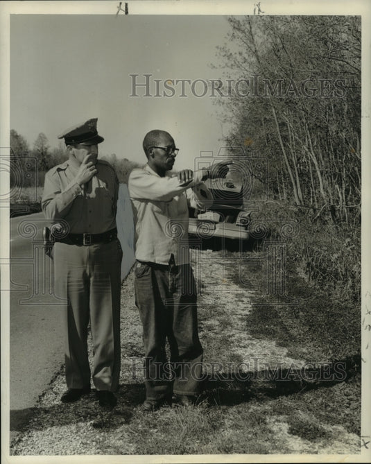 1959 Press Photo Edmond Duke and Police Officer - noo12417