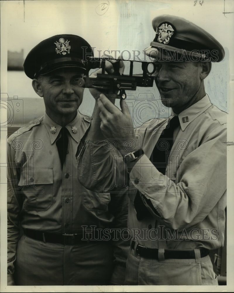 1952 Press Photo United States Navy-J.L. Parlette, E.J. Diering with Statimeter