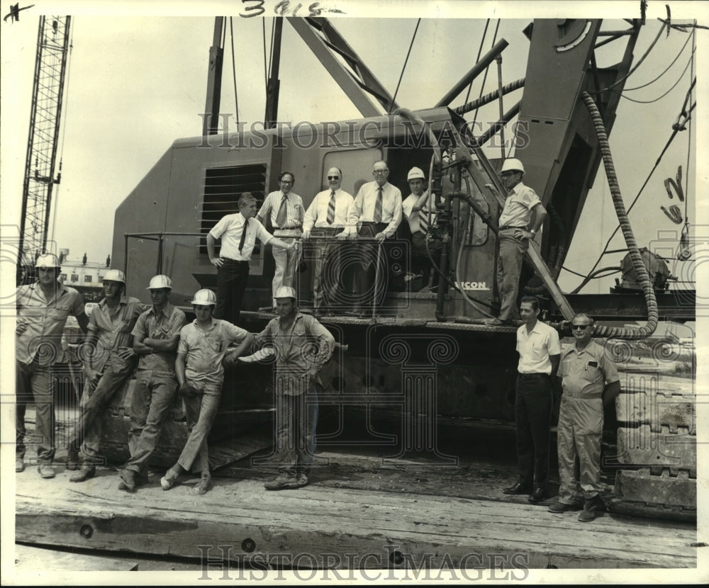 1972 Press Photo Officials at pile-driving ceremony of twin bridges at Empire- Historic Images