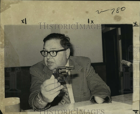 1974 Press Photo Alderman John Dulcich Jr. of Gretna discusses signal gun- Historic Images