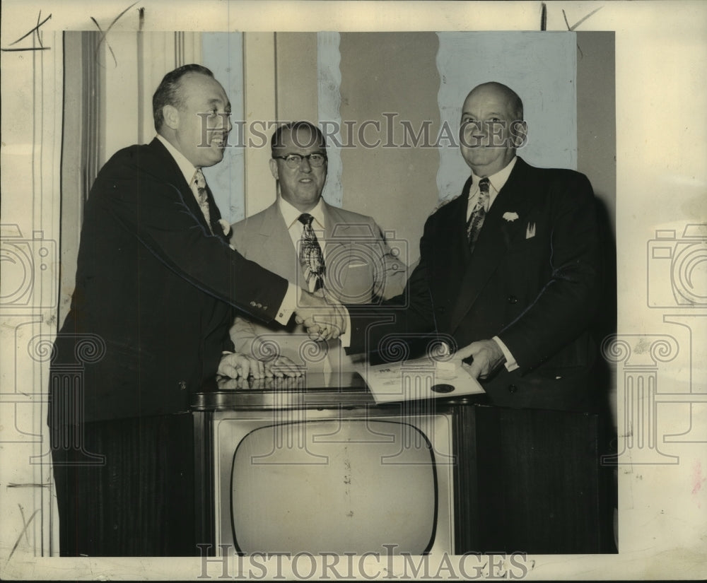 1952 Press Photo Jack Fontaine & C. Pat Drury honored A.E. Dupre during dinner