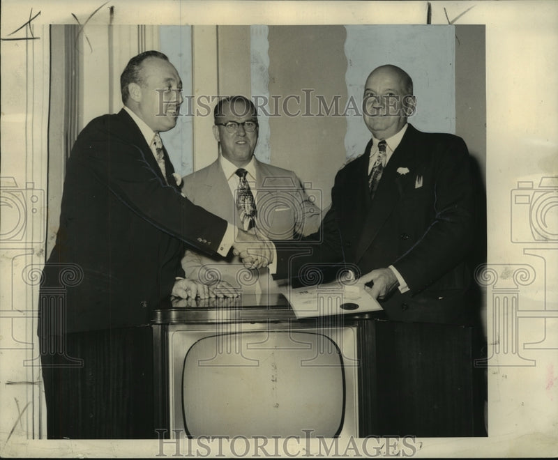 Load image into Gallery viewer, 1952 Press Photo Jack Fontaine &amp; C. Pat Drury honored A.E. Dupre during dinner
