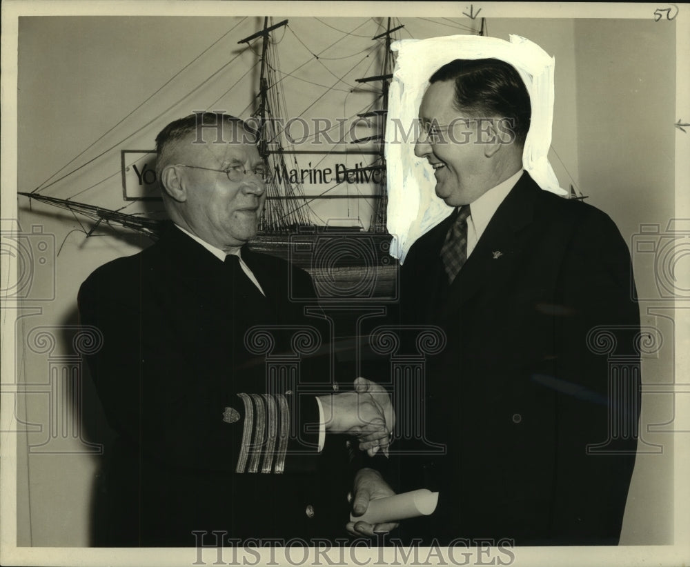 1945 Press Photo Oscar Dupont of American Legion with Captain John Oettl
