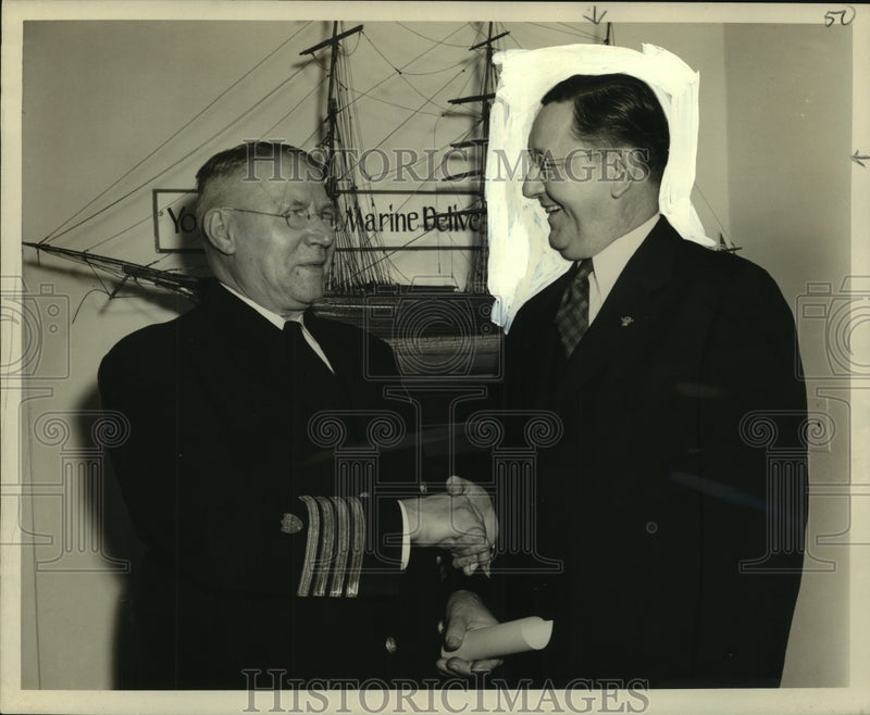Load image into Gallery viewer, 1945 Press Photo Oscar Dupont of American Legion with Captain John Oettl
