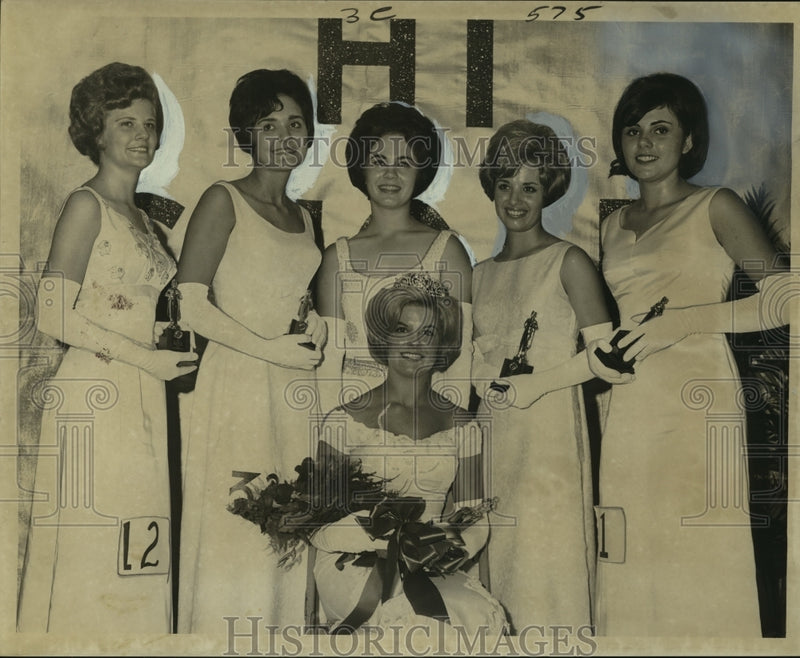 Load image into Gallery viewer, 1966 Press Photo Charles Parish sugar queen Gloria Dupleix &amp; runners-up

