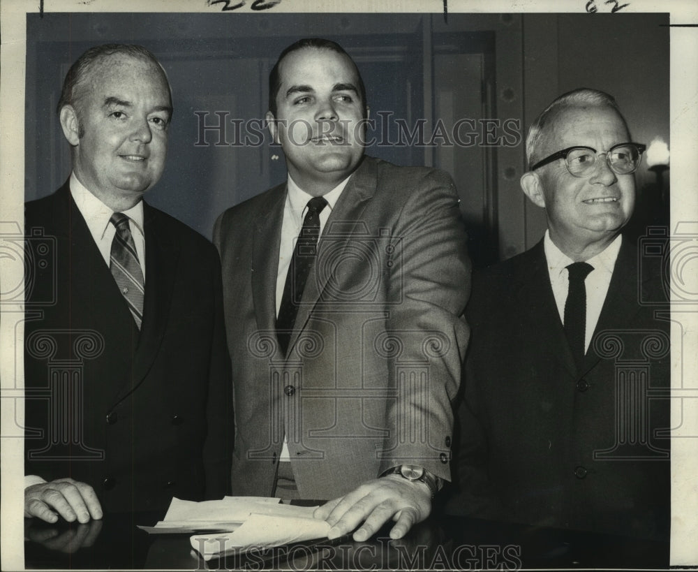 1970 Press Photo Earl Duffy of Jazz Foundations &amp; R.W. Johnson of Miller Brewing- Historic Images