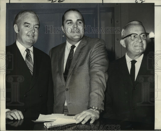 1970 Press Photo Earl Duffy of Jazz Foundations & R.W. Johnson of Miller Brewing- Historic Images