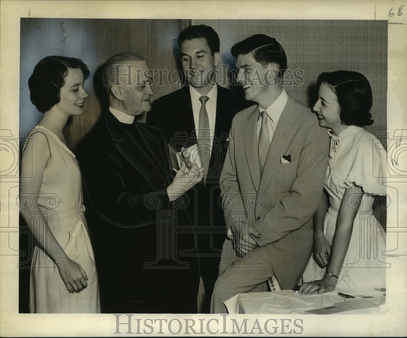 Load image into Gallery viewer, 1954 Press Photo Winners of awards at the annual Loyola Maroon banquet
