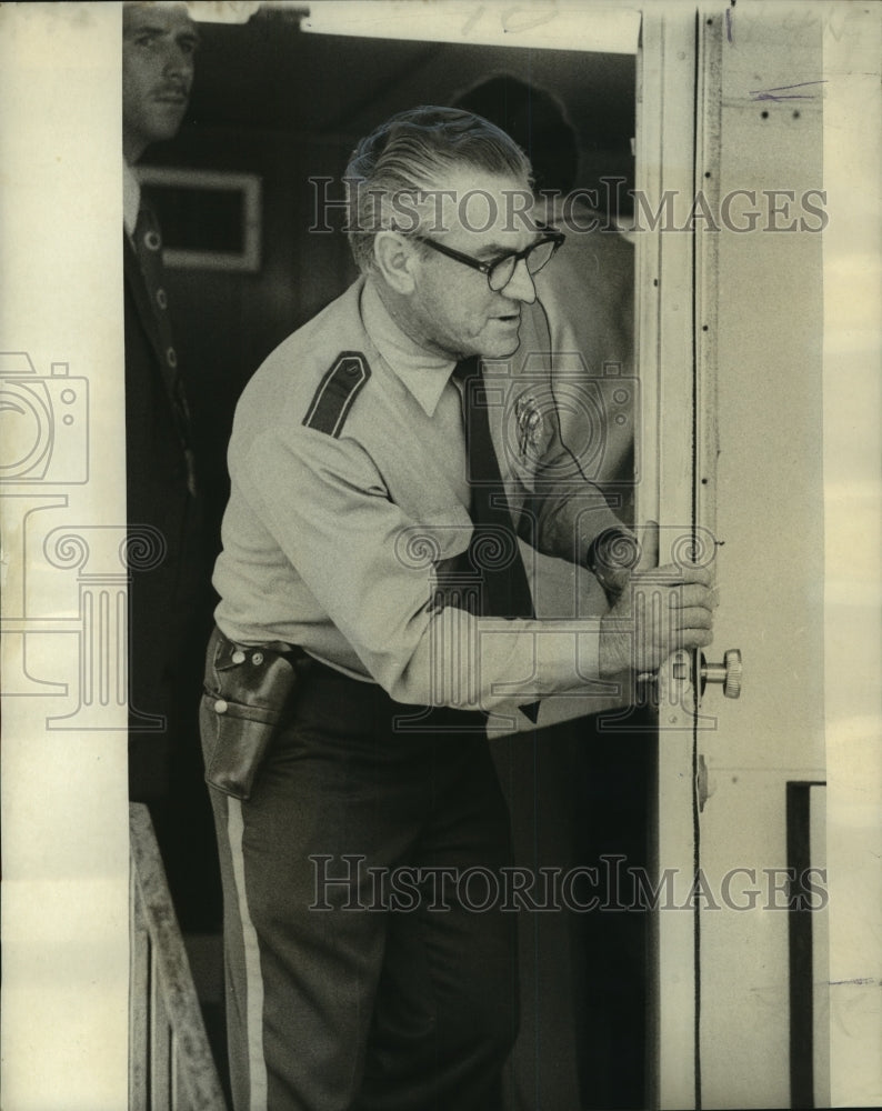 1972 Press Photo Police Anidas Dufrene searches the robbers at National Bank- Historic Images