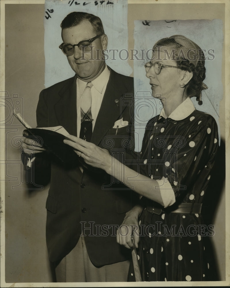 Load image into Gallery viewer, 1957 Press Photo Major and Mrs. S.G. Deaus - noo12777
