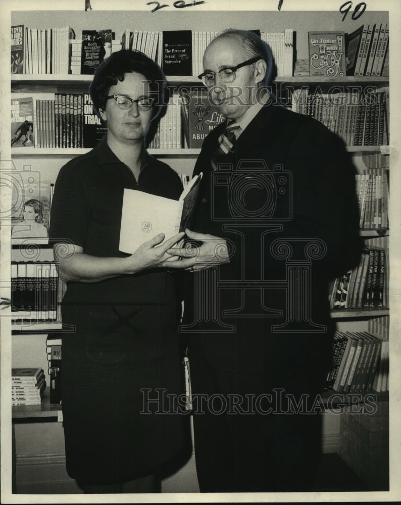 1970 Press Photo Mrs. Sam Dunbar &amp; Rev. George Hay, Yokefellow Center-Gulf South- Historic Images