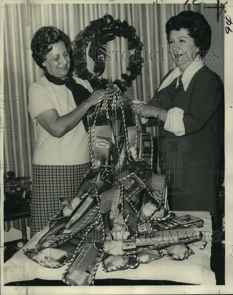 1970 Press Photo Mrs. Robert J. Dreuding &amp; Mrs. Larence Dumestre check stockings- Historic Images