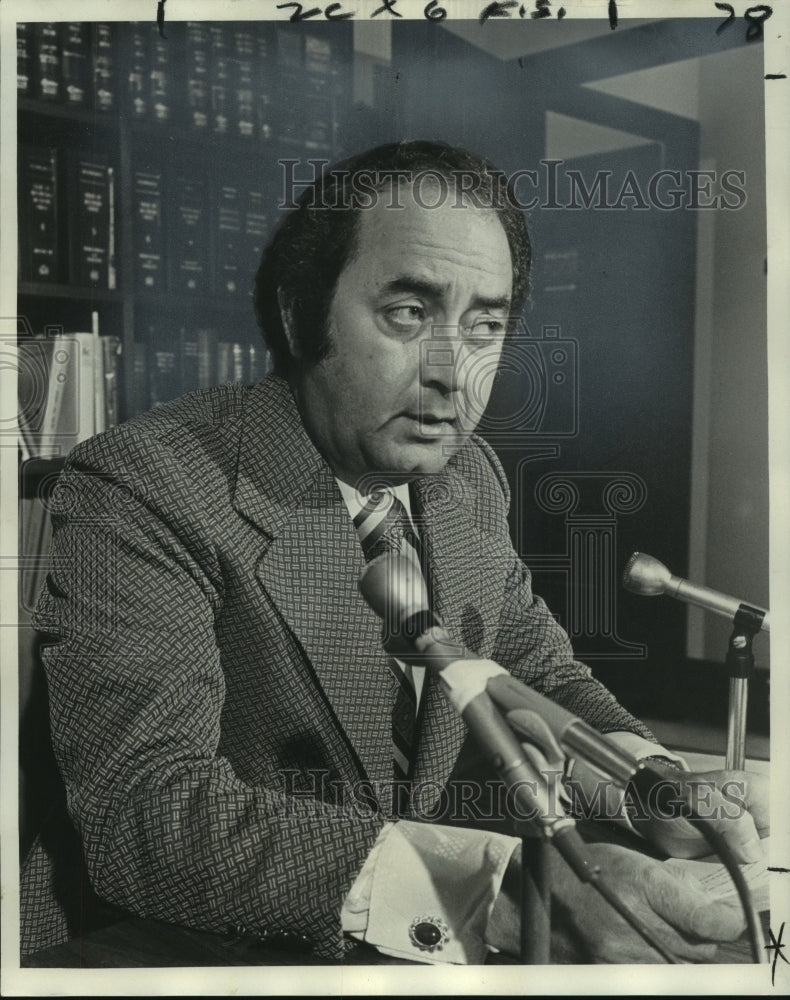 1974 Press Photo Clarence O. Dupuy At Press Conference After Indictment