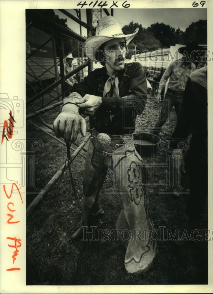 Load image into Gallery viewer, 1980 Press Photo Bronc Riding Champ, Mike Duplissey, prepares to ride
