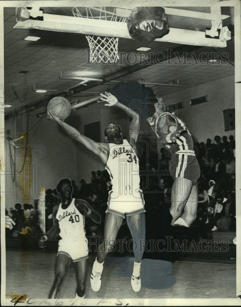 1974 Press Photo Dillard&#39;s Bertrand Dupont makes a rebound during game