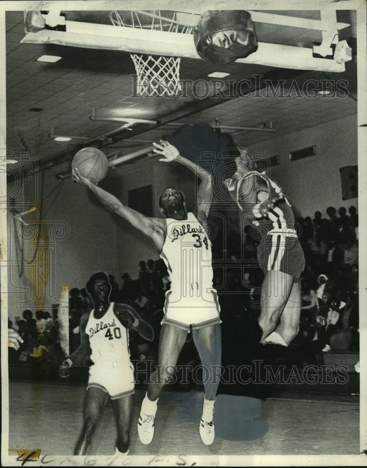 1974 Press Photo Dillard's Bertrand Dupont makes a rebound during game