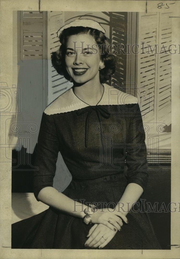 1955 Press Photo De Lois Jean Faulkner, 1955 Cotton Maid, poses for photo