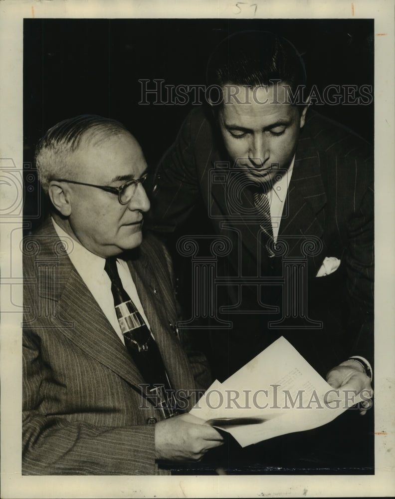 Load image into Gallery viewer, 1949 Press Photo Perry Faulkner &amp; H.E. Riley at All-Southern Economic Conference

