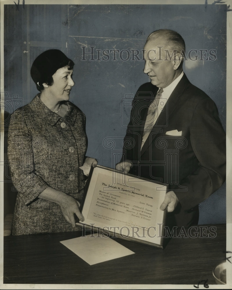 1962 Press Photo Mrs. Joseph Epstein Receives Commemorative Plaque, New Orleans