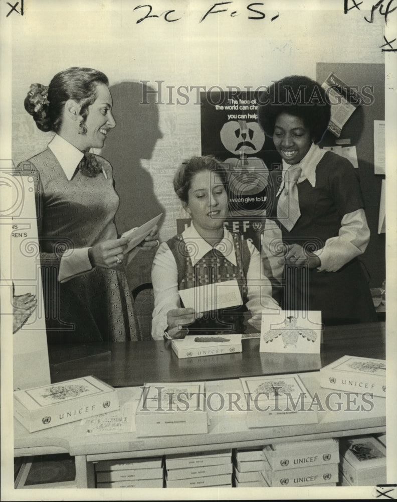 Load image into Gallery viewer, 1972 Press Photo Members Prepare for Sale of UNICEF Christmas Card Fundraiser
