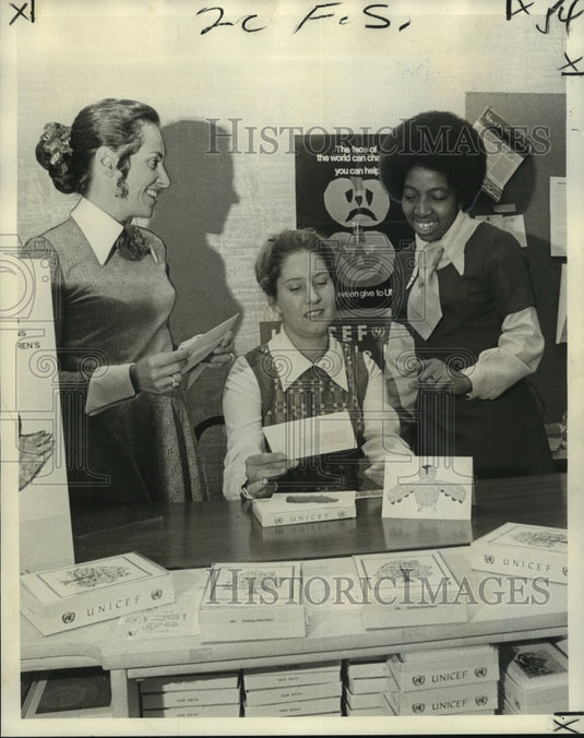 1972 Press Photo Members Prepare for Sale of UNICEF Christmas Card Fundraiser