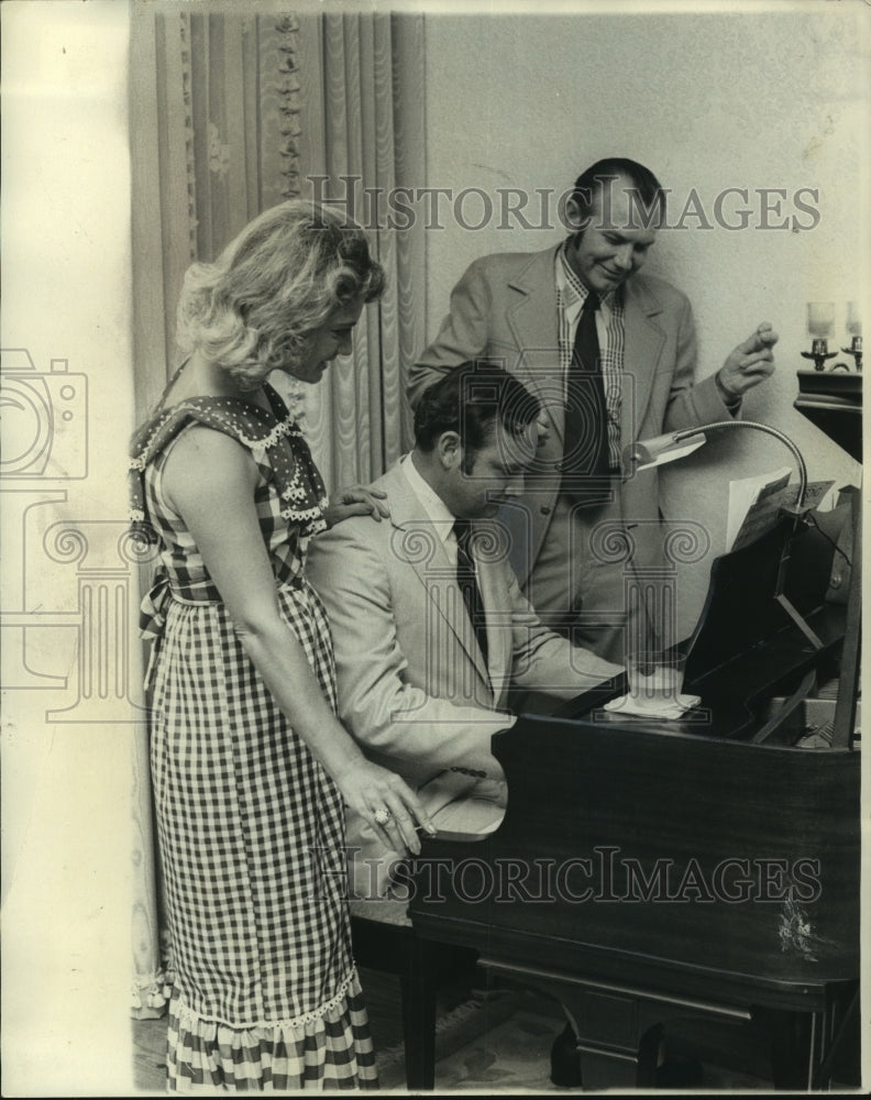 1974 Press Photo Mrs. Whitesell &amp; Vern Easterling listen to Dr. Bienvenu Jr.- Historic Images