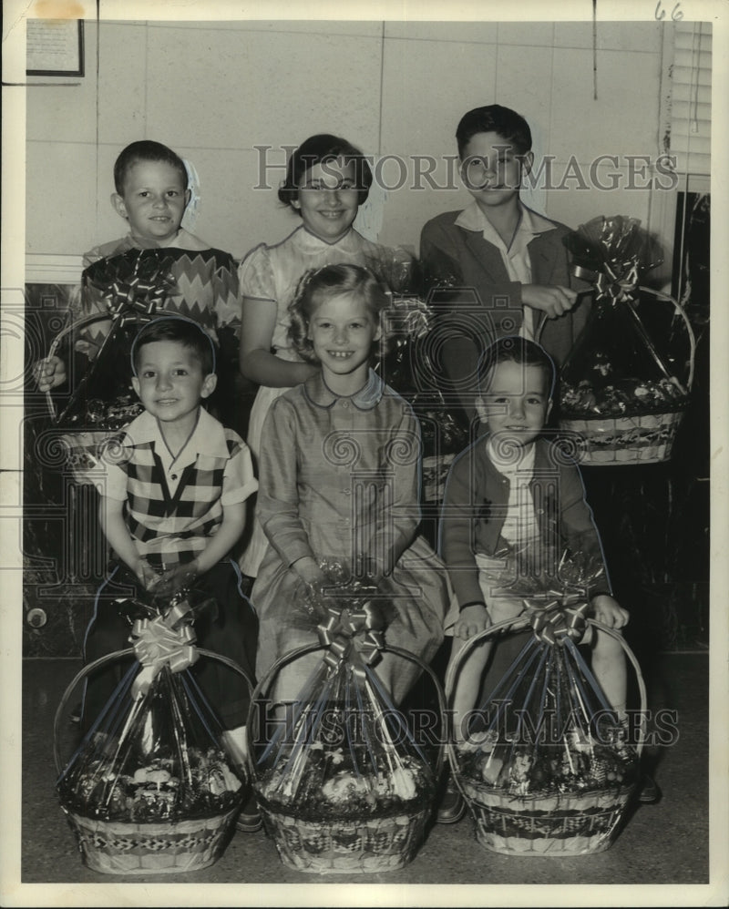 Load image into Gallery viewer, 1956 Press Photo Winners of Easter Contest, 3rd District Homestead Association
