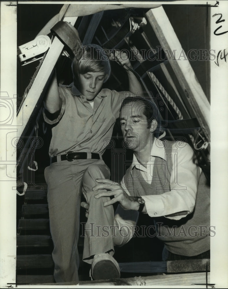 Load image into Gallery viewer, 1975 Press Photo UNO Perceptual and Motor Development Program Demonstrated

