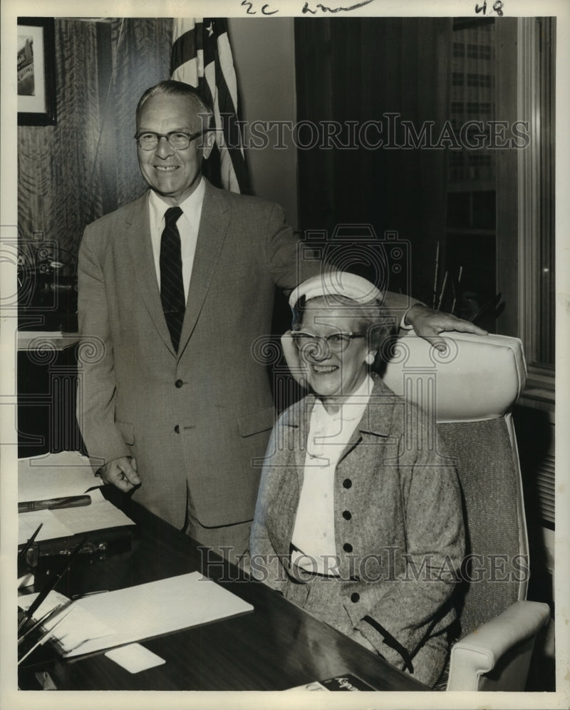 Load image into Gallery viewer, 1959 Press Photo Mr. &amp; Mrs. Albert Einsport Jr. during tour in New Orleans
