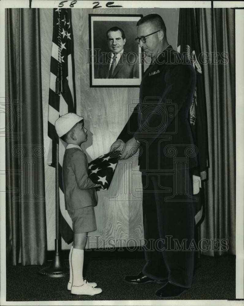 1969 Press Photo Paul Duthn accepting posthumous Bronze Star, flag for brother- Historic Images