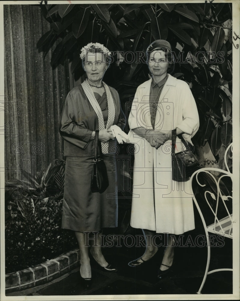 Load image into Gallery viewer, 1960 Press Photo Mrs. James E. Arnold visiting New Orleans family, at luncheon
