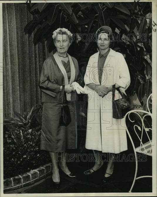 1960 Press Photo Mrs. James E. Arnold visiting New Orleans family, at luncheon