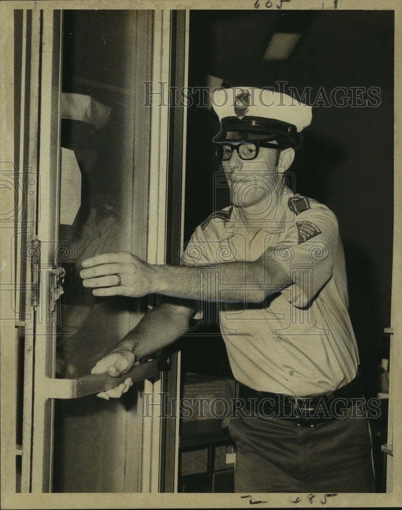 1970 Press Photo Bank Guard Daniel Edwards- Historic Images