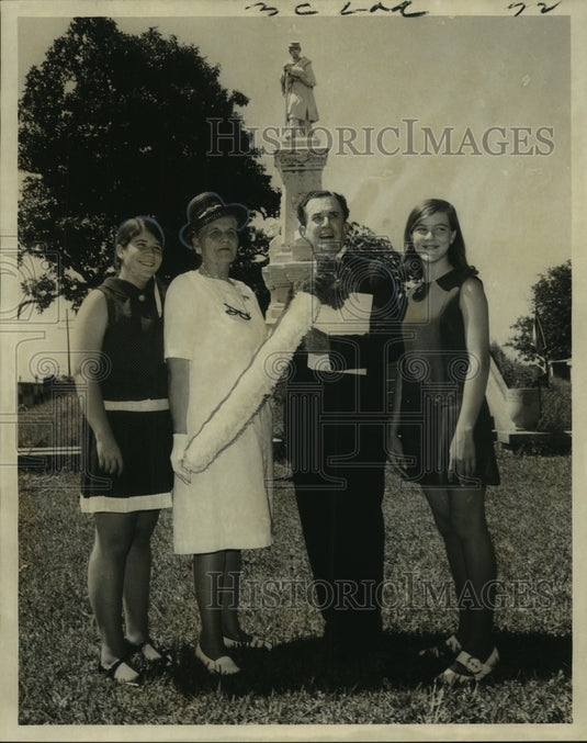 1970 Press Photo A wreath is laid during a ceremony at Greenwood Cemetery- Historic Images