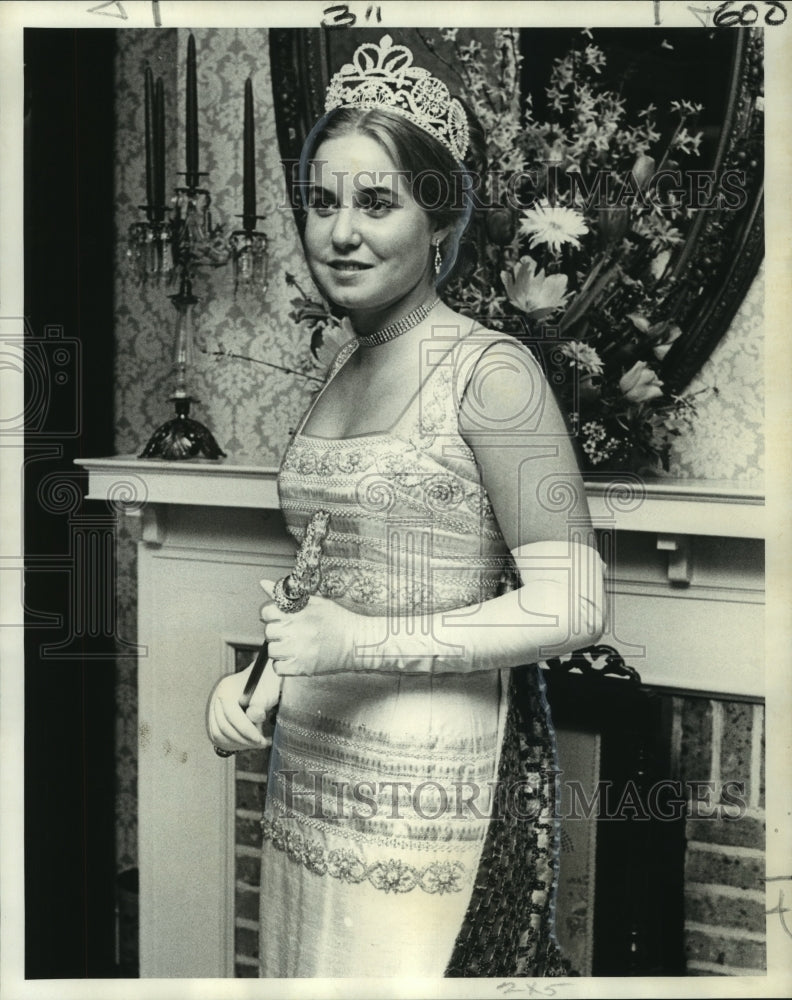 Load image into Gallery viewer, 1974 Press Photo Elves of Oberon - Sidney St. John Eshleman, Queen of Ball
