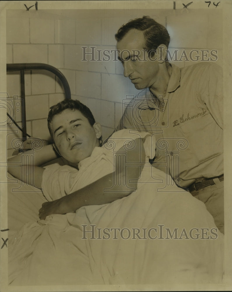 Load image into Gallery viewer, 1957 Press Photo Father visiting son Donald Eschliman Jr. in Charity Hospital
