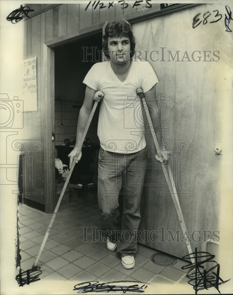 1975 Press Photo Lou Ernst on Crutches- Historic Images