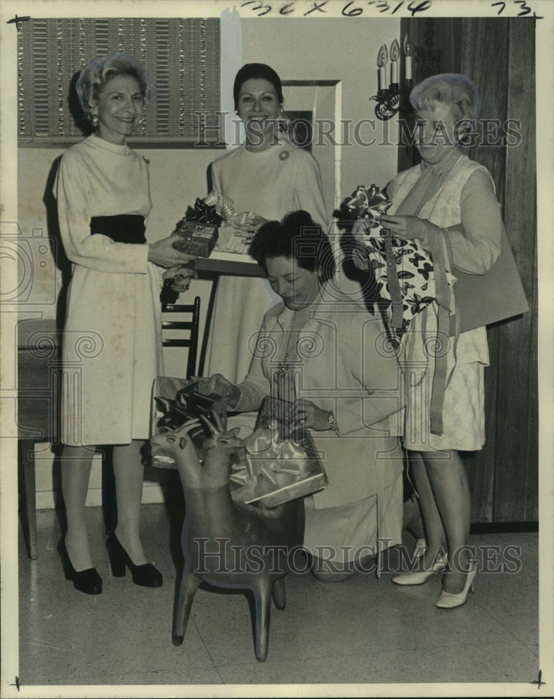 1975 Press Photo Volunteers of America - Benefit Ball Chairwomen- Historic Images