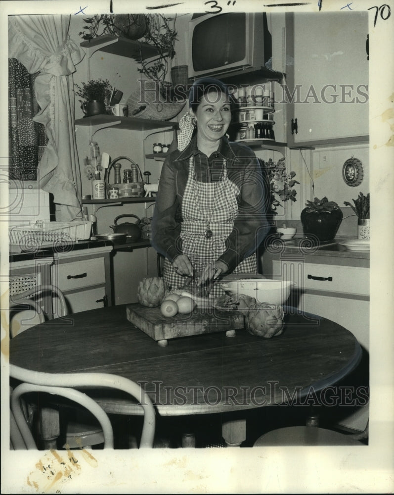 1973 Press Photo Ladies&#39; Leukemia League - Mrs. John Ernst III Cooking- Historic Images