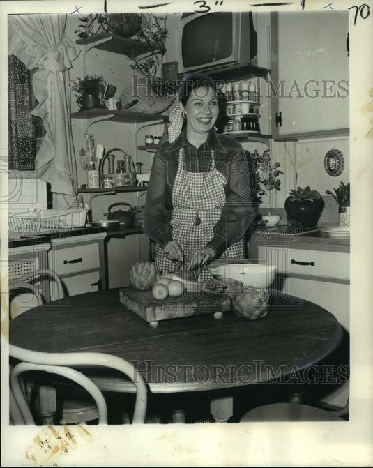 1973 Press Photo Ladies' Leukemia League - Mrs. John Ernst III Cooking- Historic Images