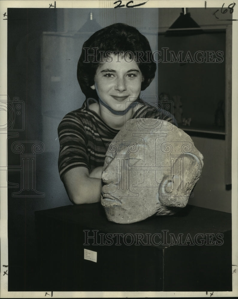 1960 Press Photo Shelley Estrul at Newcomb Pre-Conquest art exhibit - noo13646