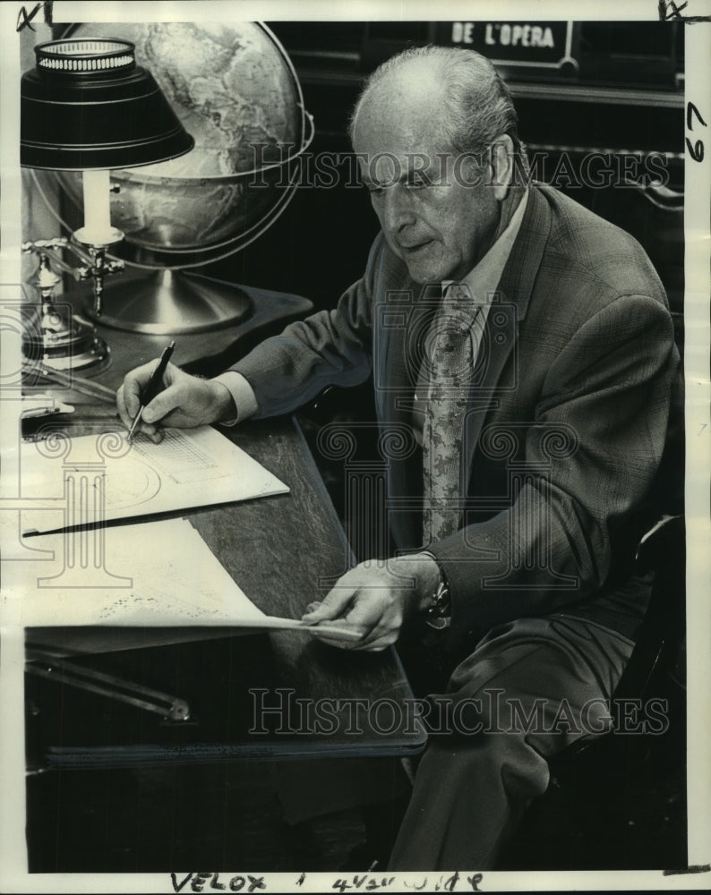 1974 Press Photo Henri Etienne draws astrological chart of President Nixon- Historic Images