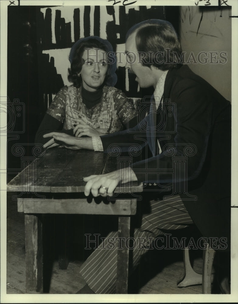 1972 Press Photo Patricia Breeks Etienne shown with John Baker Thomas- Historic Images