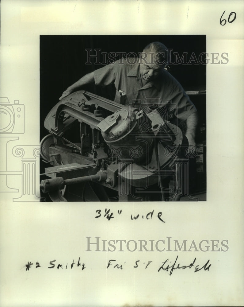 1976 Press Photo Vic Eumont Operates Iron-Cutting Machine - noo13710