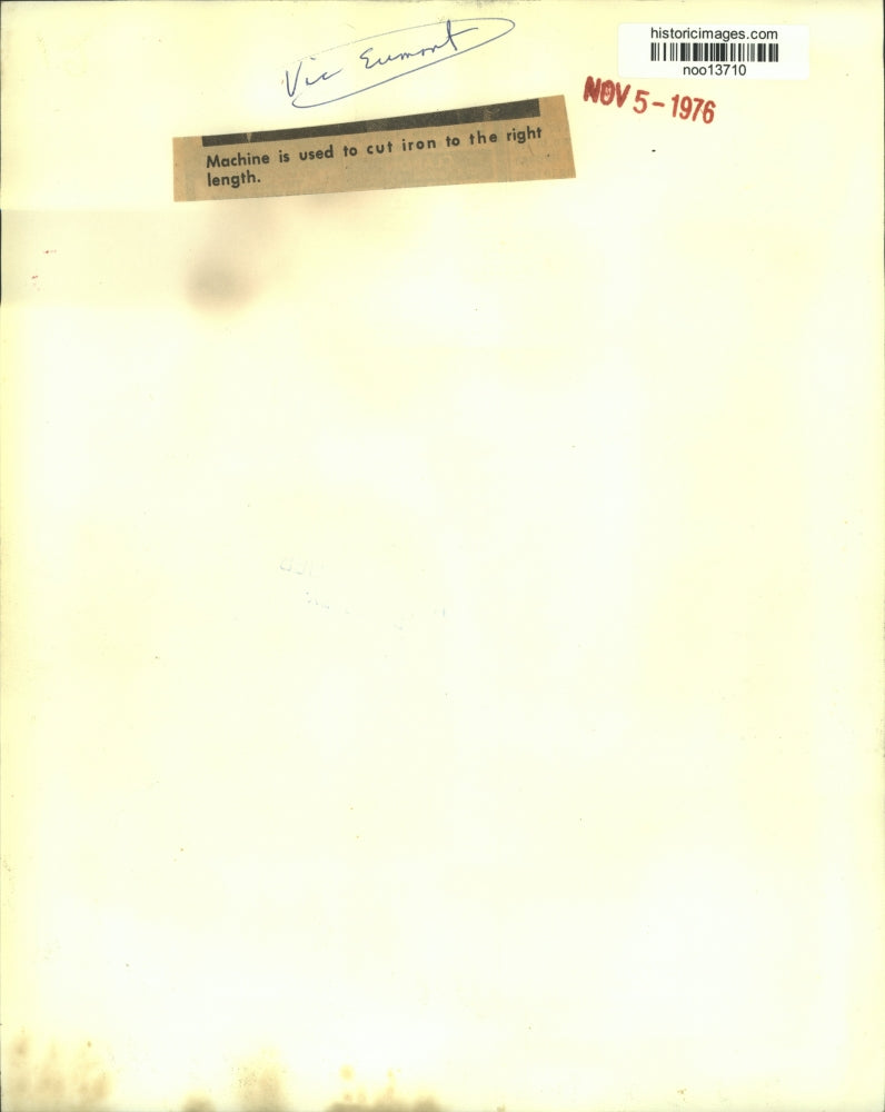 1976 Press Photo Vic Eumont Operates Iron-Cutting Machine - noo13710